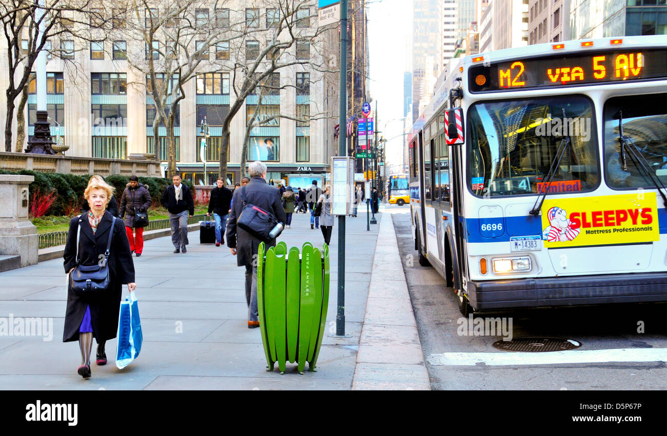 M2-MTA öffentliche Verkehrsmittel Bus über 5th Avenue in Midtown Manhattan, New York City, USA Stockfoto