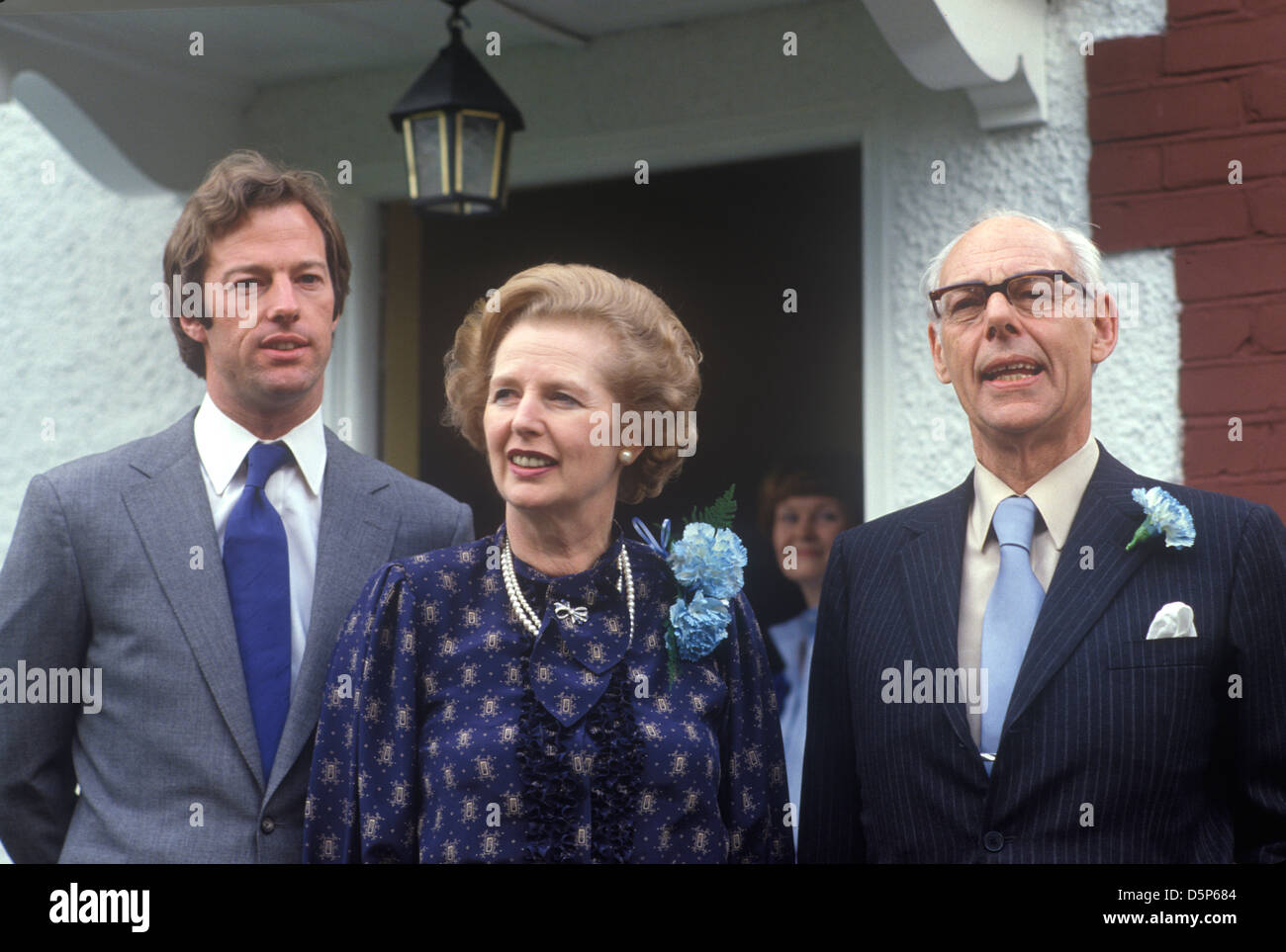Frau Margaret Thatcher, Mark und Denis Thatcher, der Seite ihrer Chelsea Familie 1983 Uk 1980 s HOMER SYKES Stockfoto