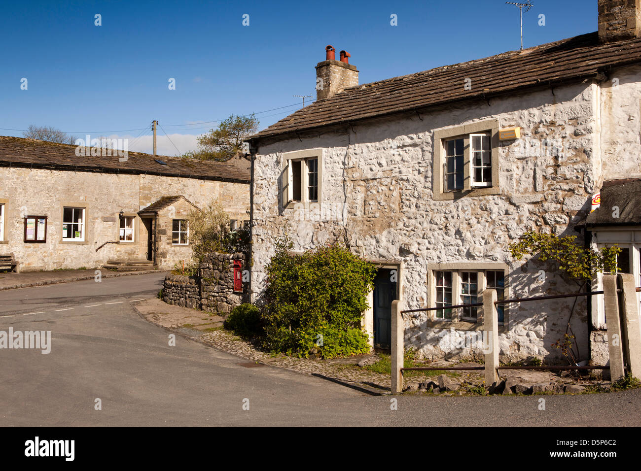 Großbritannien, England, Yorkshire, Malham, weiß getünchten alte Post im Zentrum des Dorfes Stockfoto