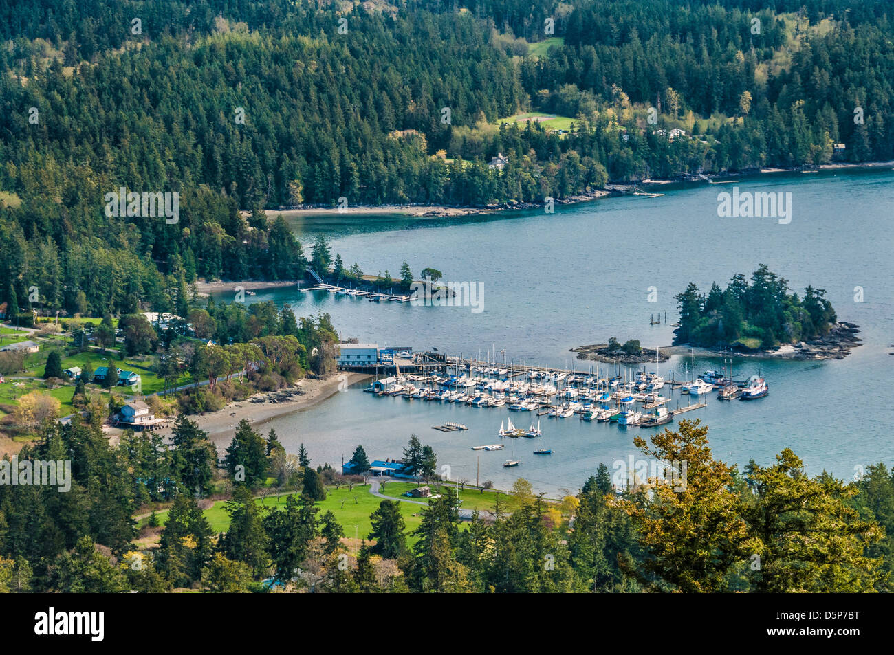 Blick auf West Ton Marina aus Schiff Peak Trail, Turtleback Mountain Preserve, Orcas Island, Washington. Stockfoto