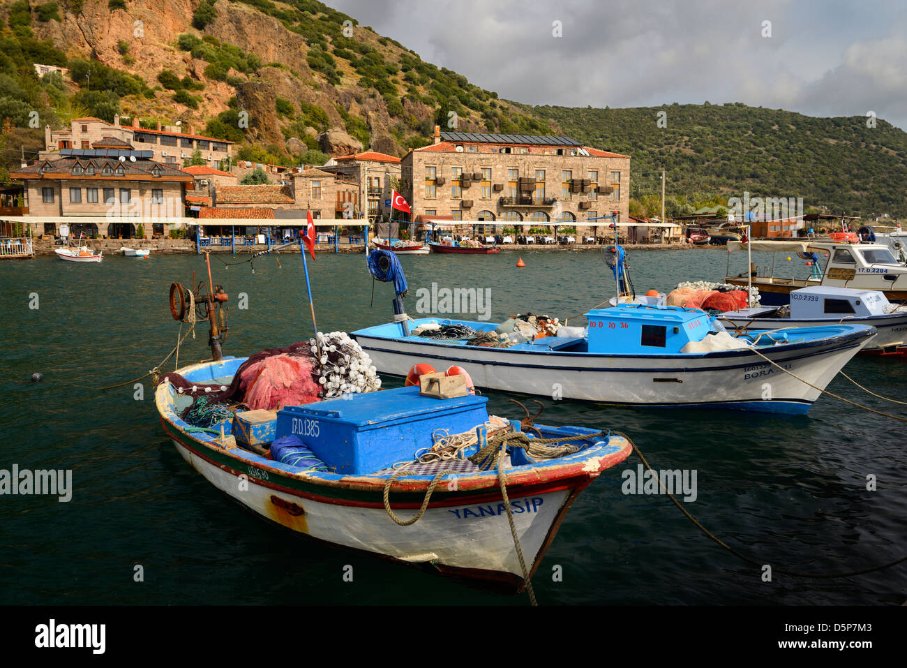 Ortsteil Dorf Assos Iskele oder Behram Türkei zwischen Meer und Klippen mit Booten Hotels und Restaurants an der Ägäis Stockfoto