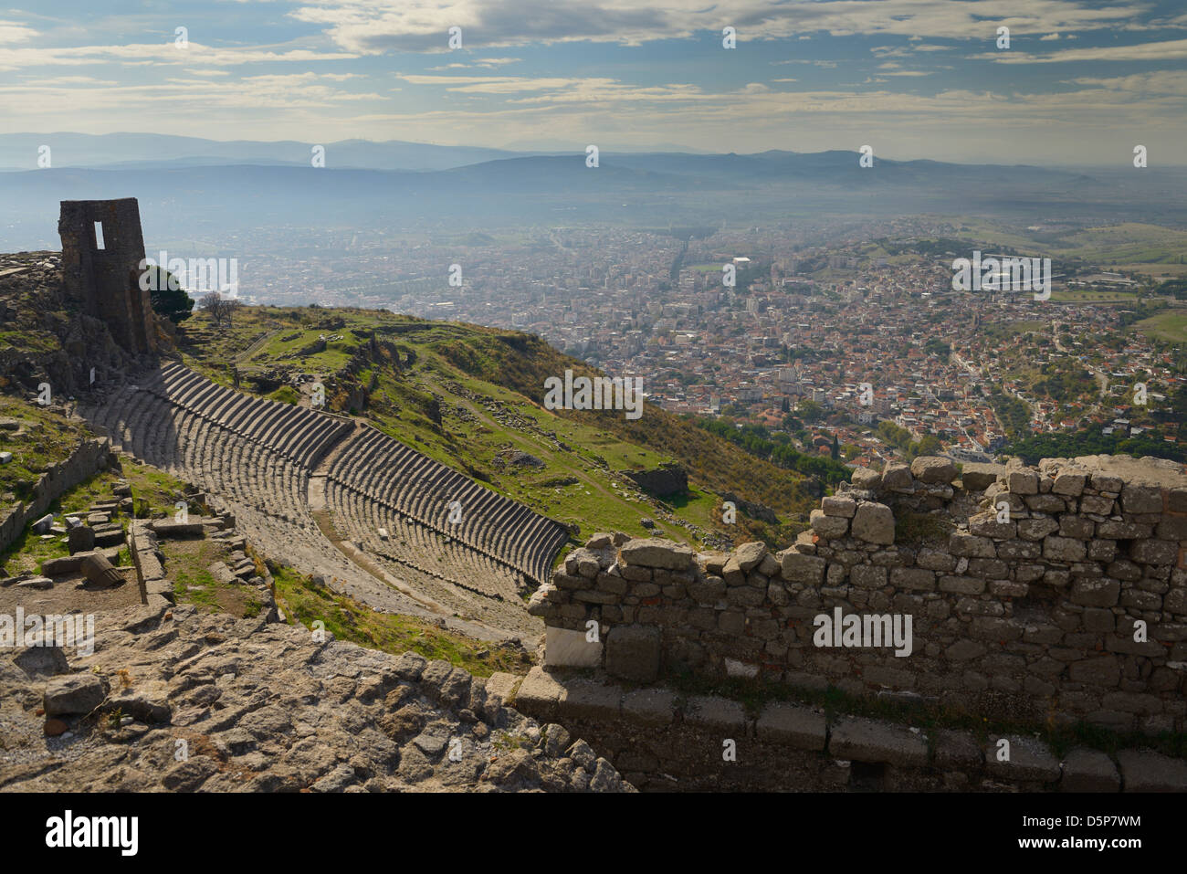 Trajan Tempel Grundmauer und Pergamon Theater archäologische Stätte mit Blick auf die Stadt Bergama-Türkei Stockfoto