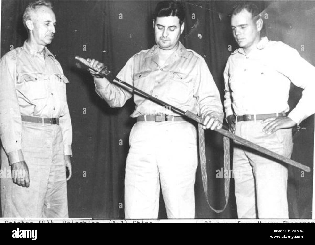Dieses historische Bild fängt Colonel Foss, General Curtis LeMay und Lt. Jones mit einem Samurai-Schwert ein, präsentiert von Mao TSE-Tung. Das Foto zeigt wichtige Persönlichkeiten aus dem Militär und der Luftfahrt und wichtige Momente in der Geschichte. Stockfoto