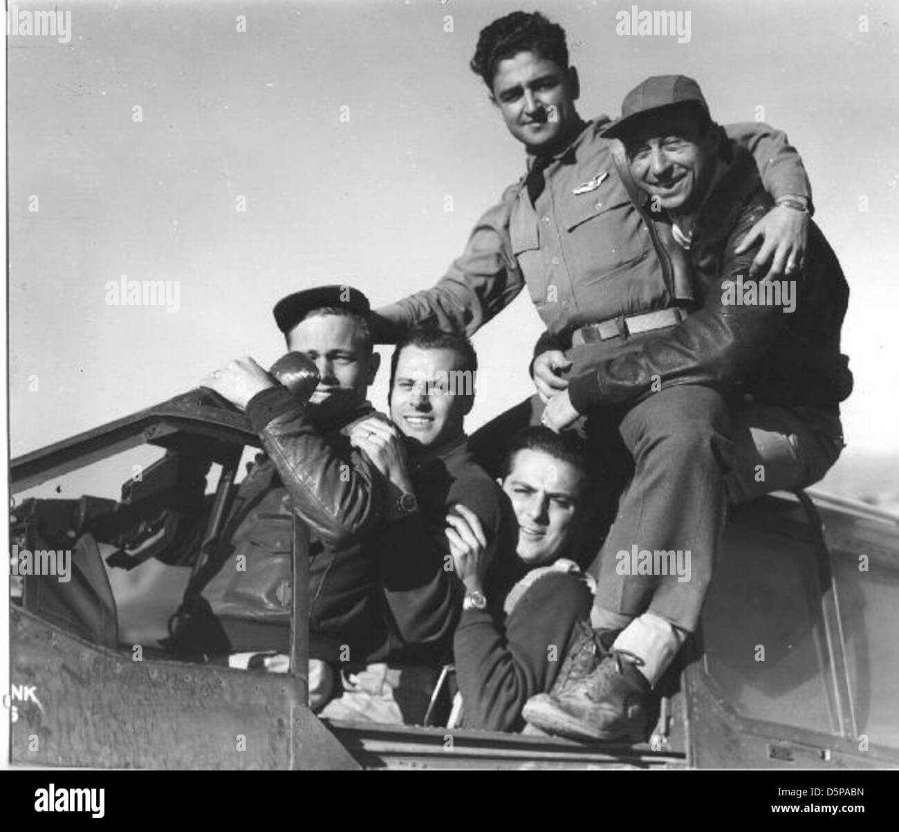 Die P-40, bekannt für ihre Rolle im Zweiten Weltkrieg, war ein vielseitiges Kampfflugzeug. Bekannt für seine unverwechselbare Hai-Mund-Nasen-Kunst, diente es in zahlreichen Kriegstheatern, darunter auch in China. Dieses Flugzeug ist Teil der Sammlung des San Diego Air and Space Museum und bewahrt seinen Platz in der Luftfahrtgeschichte. Stockfoto