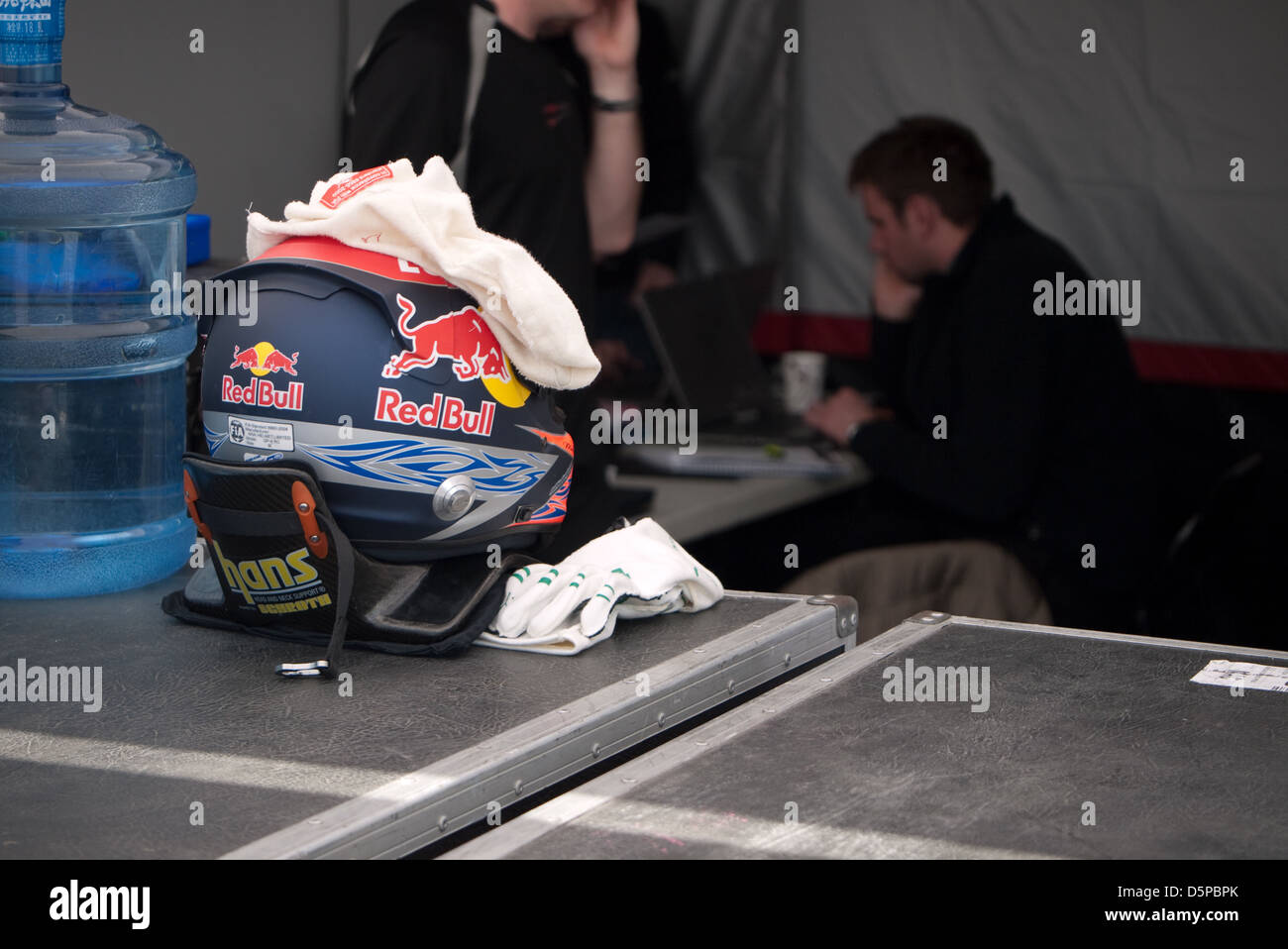Fahrerlager, racing, Helm mit red Bull Sponsoring, Motorsport Stockfoto
