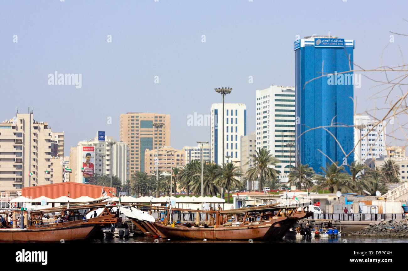 Die Skyline von Sharjah oberhalb der Sharjah Creek, Vereinigte Arabische Emirate Stockfoto