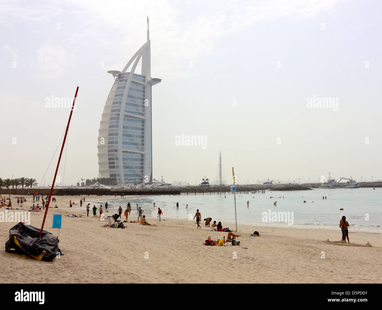 Strand von Jumeirah und Burj Al Arab Hotel, Dubai, Vereinigte Arabische Emirate Stockfoto