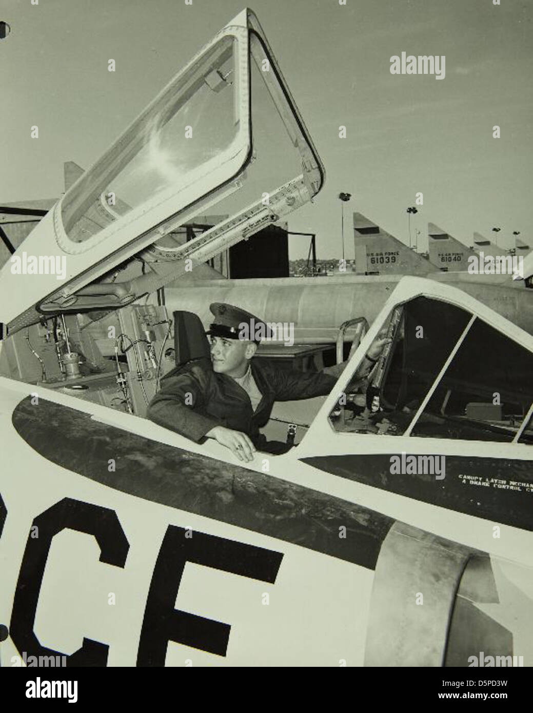 Die Consolidated/Convair Aircraft Factory in San Diego spielte eine wichtige Rolle bei der Rekrutierung von US-Militärs während des Zweiten Weltkriegs. Ihre Flugzeugproduktion unterstützte militärische Operationen und trug zum Erfolg der alliierten Streitkräfte bei. Stockfoto