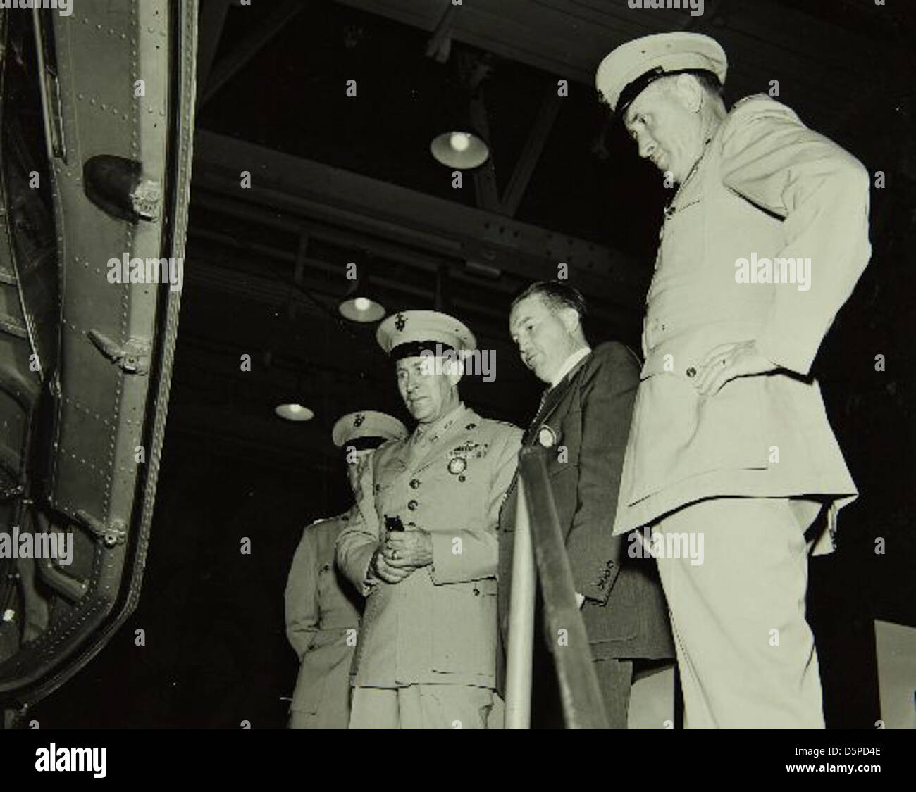 Dieses Bild dokumentiert die Consolidated/Convair Flugzeugfabrik in San Diego, die sich in der Nähe des Marine Recruit Depots befindet. Sie hebt die Rolle des Werks bei der Flugzeugproduktion, insbesondere während des Zweiten Weltkriegs, und die Beteiligung von Militär- und Zivilpersonal an den Luftverkehrsbemühungen hervor. Stockfoto