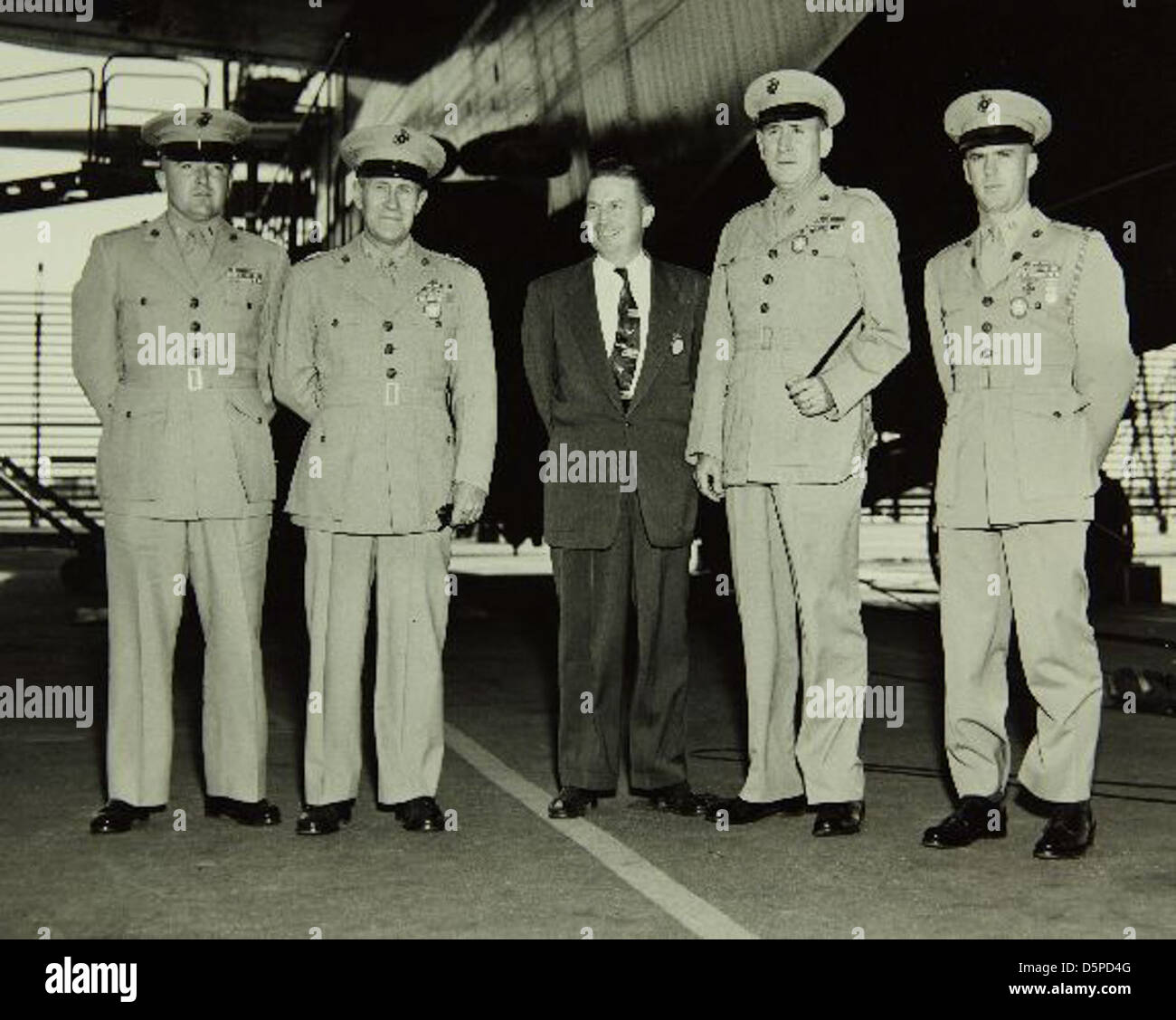 Diese Abbildung zeigt die Aktivitäten im Marine Recruit Depot neben der Consolidated/Convair Aircraft Factory in San Diego. Die Fabrik trug maßgeblich zur Luft- und Raumfahrttechnologie bei, insbesondere während des Zweiten Weltkriegs Stockfoto