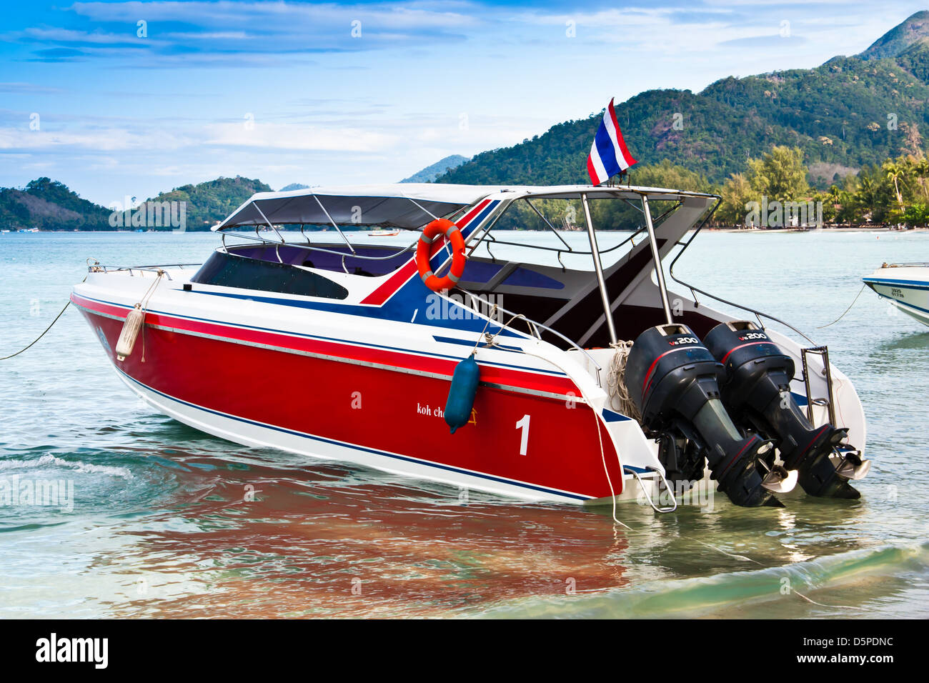 Schnelles Boot im Meer, Luftbild in thailand Stockfoto