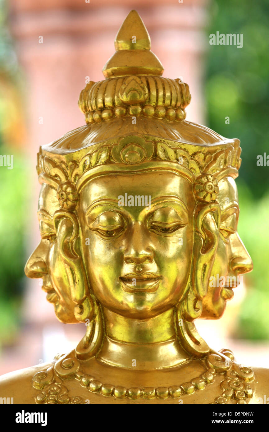 Fokus Gesicht goldene Statue von Brahma, Statuen von Hindu-Gott Stockfoto