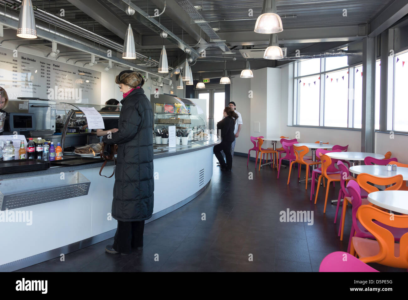 Innenraum der Jahreszeiten Café Bar in die Besucherattraktion Redcar Leuchtfeuer am Meer Stockfoto