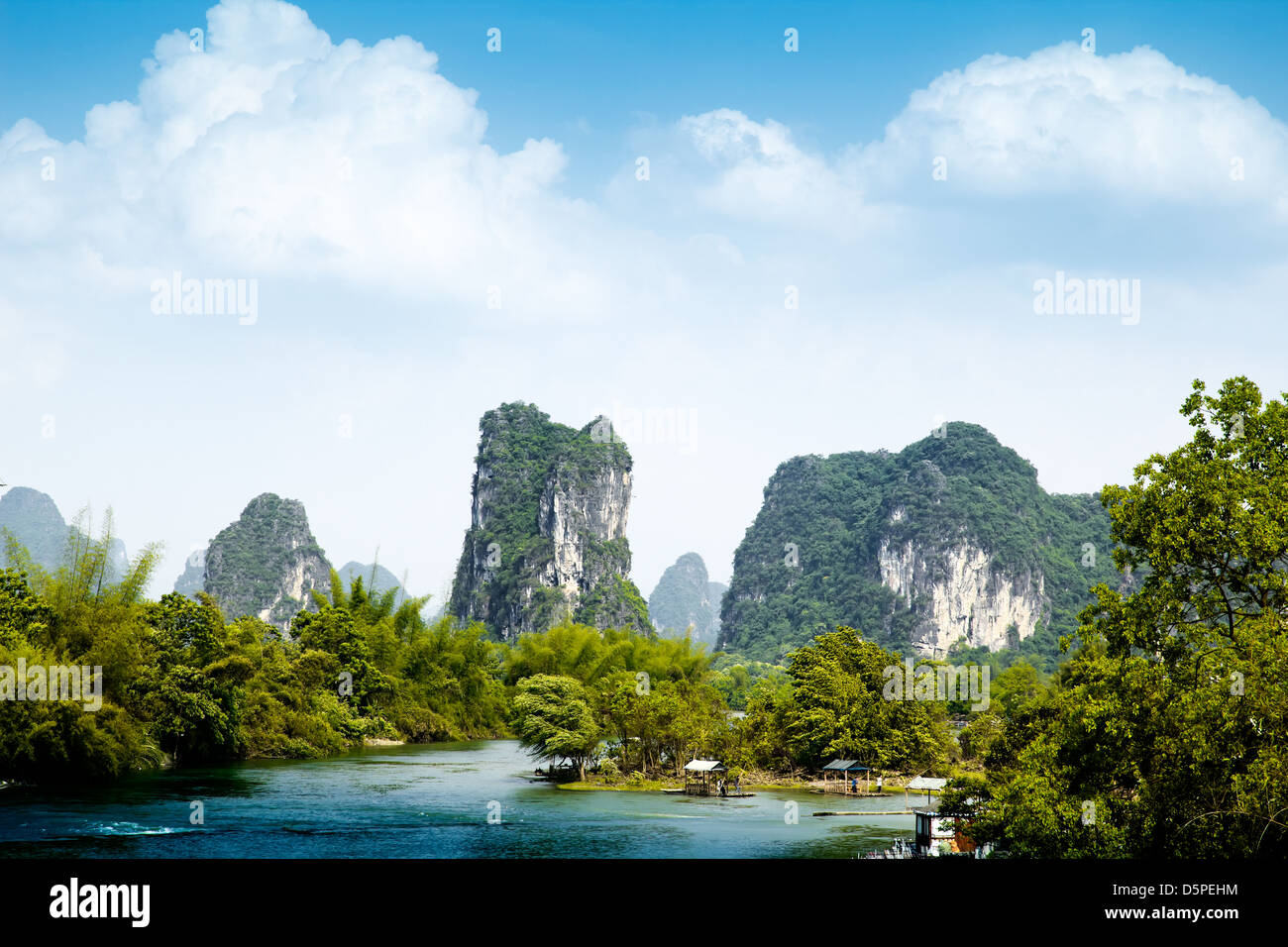 Schöne Yu Long River Mountain Karstlandschaft in Yangshuo-Guilin, China Stockfoto