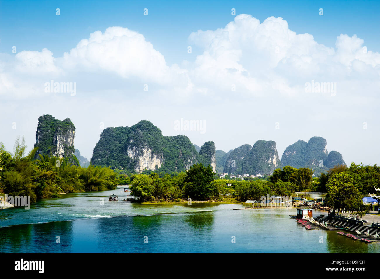Schöne Yu Long River Mountain Karstlandschaft in Yangshuo-Guilin, China Stockfoto