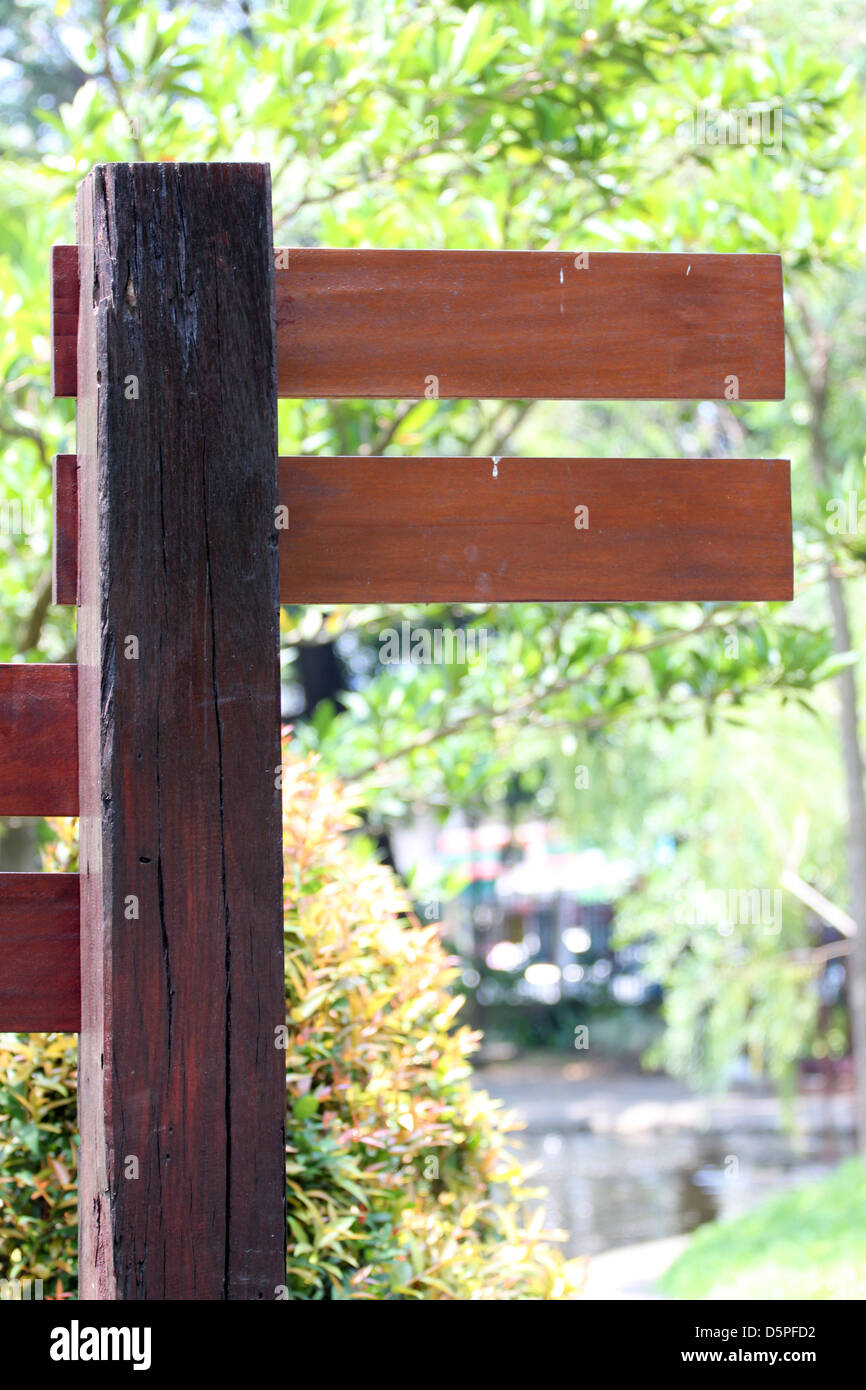 Hölzerne Etiketten in einem Park, der aus Holz auf braune Farbe. Stockfoto