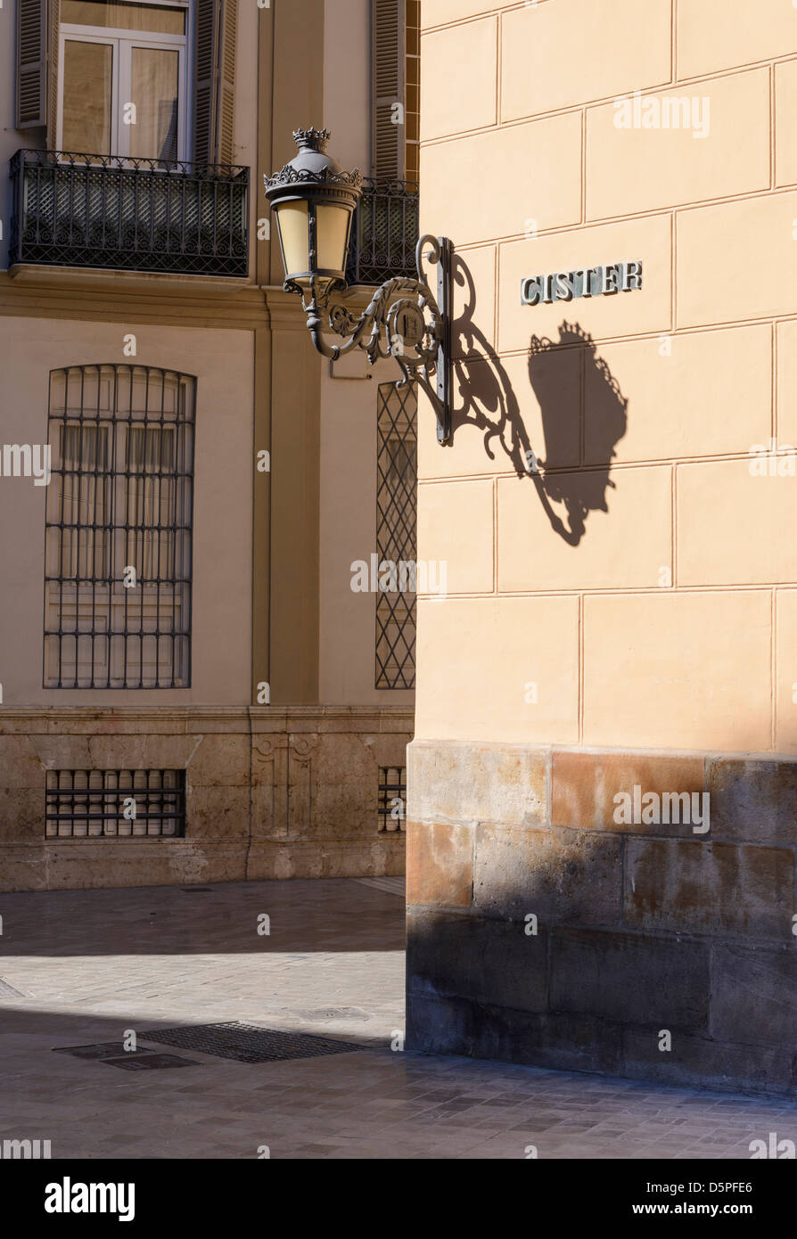 Alte verzierte Laterne an Straßenecke Malaga Andalusien Spanien Stockfoto