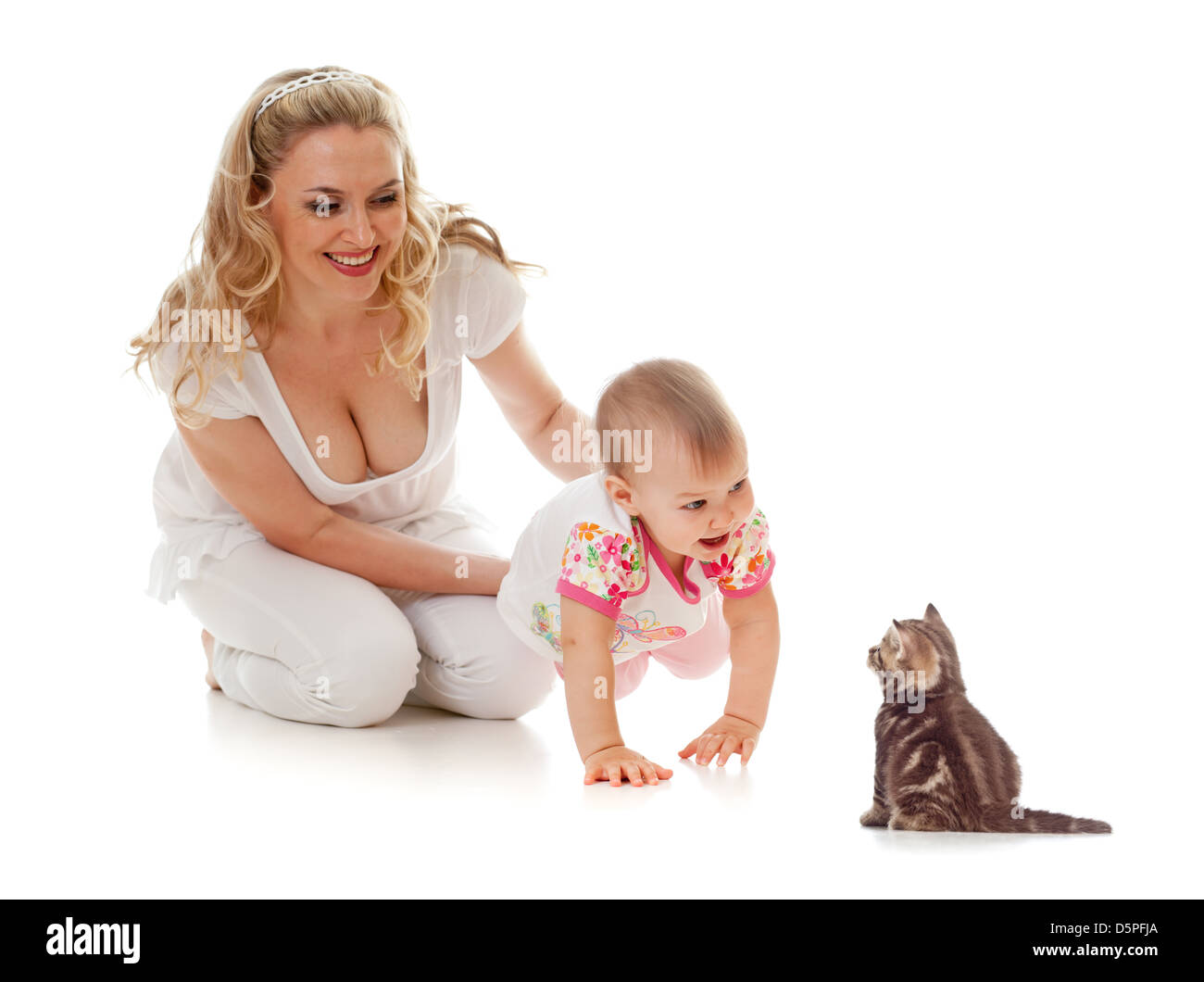 Kind und liebevolle Mutter; Mädchen-Schritte auf ihre Hände nach vorne zu klein Kätzchen Stockfoto