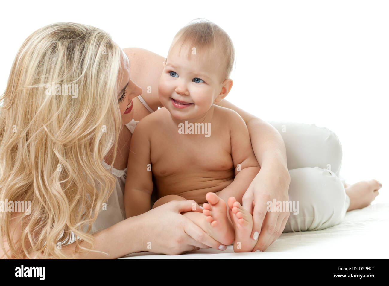 Liebevolle Mutter umarmt ihr Kind Stockfoto