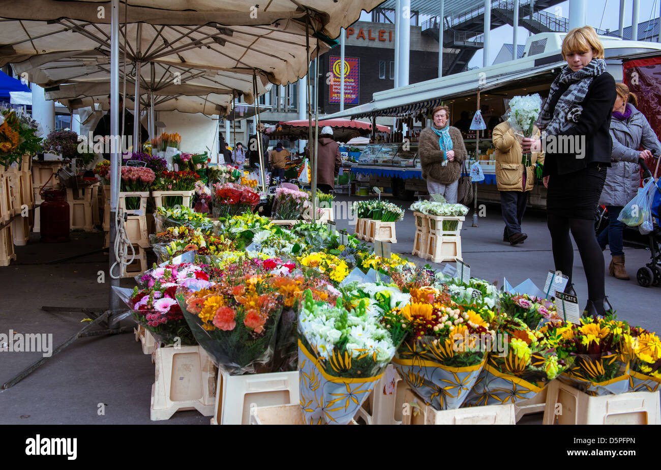 Marktstände im Zentrum von Antwerpen Stockfoto