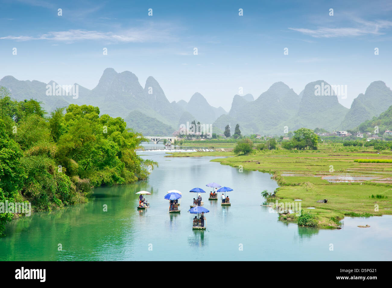 Schöne Yu Long River Mountain Karstlandschaft in Yangshuo-Guilin, China Stockfoto