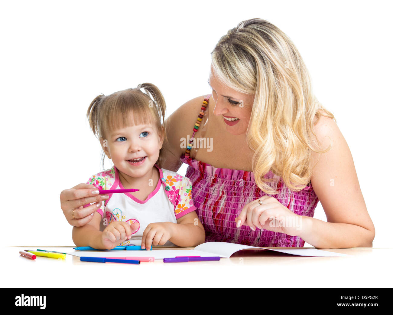 kleines Kind mit Mutter Zeichnung mit Farbe Stift über weiß Stockfoto