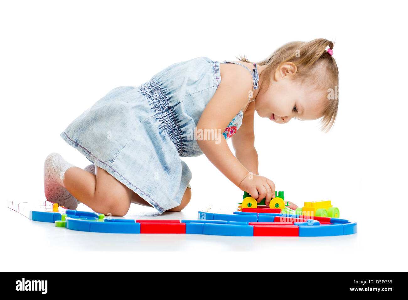 Kind spielt mit bunten Spielzeug. Isoliert auf weißem Hintergrund Stockfoto