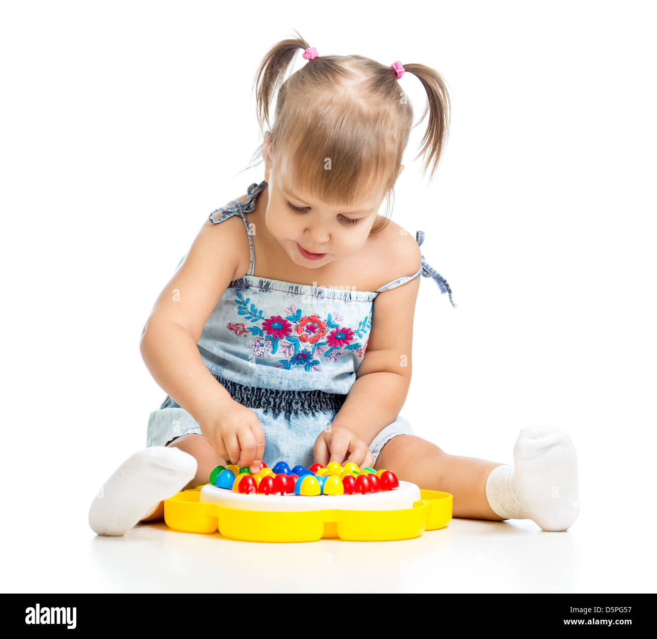 Entzückende kleine Mädchen spielt mit Mosaik-Spielzeug Stockfoto