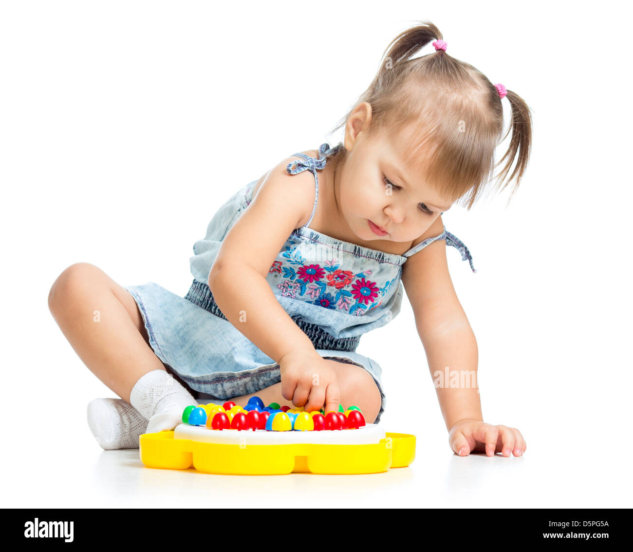 nachdenklich kleines Mädchen spielt mit Mosaik-Spielzeug Stockfoto