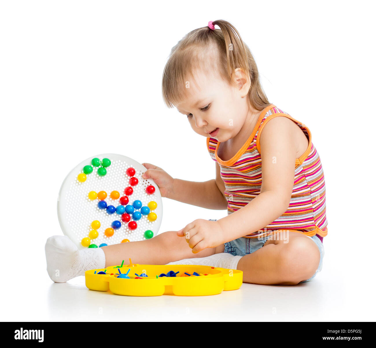 kleines Mädchen Kind spielt mit Mosaik-Spielzeug Stockfoto