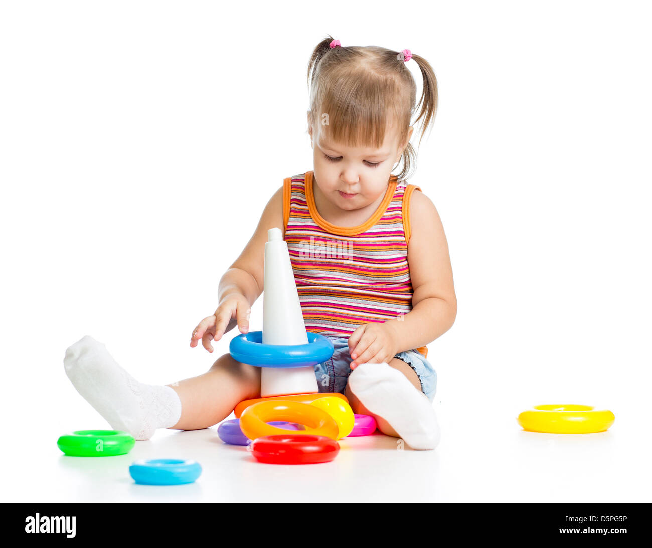 kleines Kind mit bunten Spielzeug, isoliert auf weiß Stockfoto