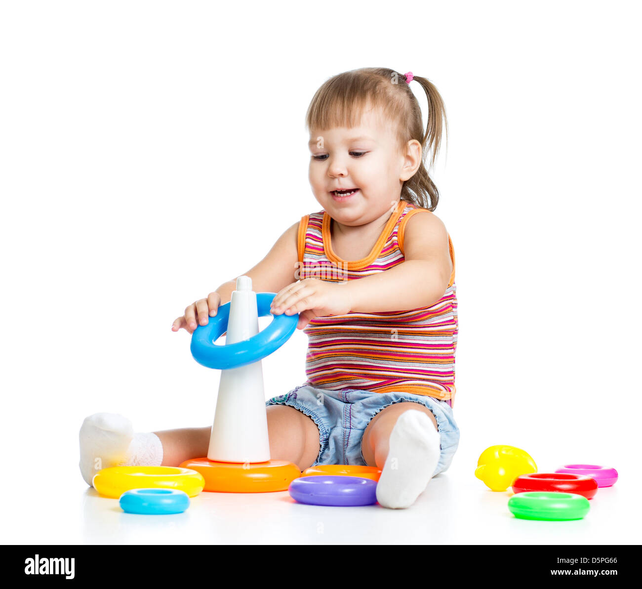 kleines Kind mit bunten Spielzeug, isoliert auf weiß Stockfoto