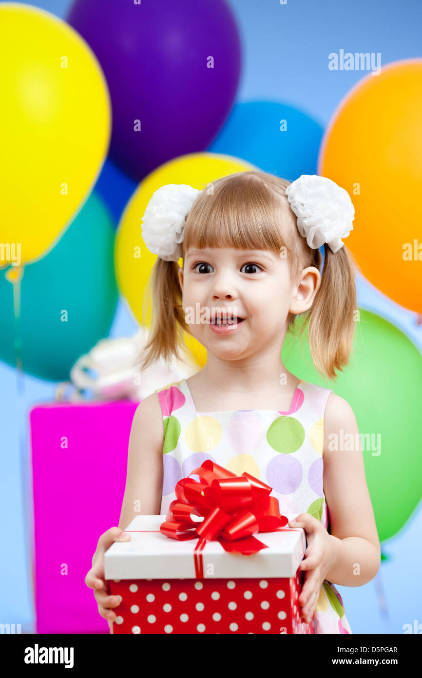Niedliche Mädchen mit bunten Luftballons und Geschenken Stockfoto