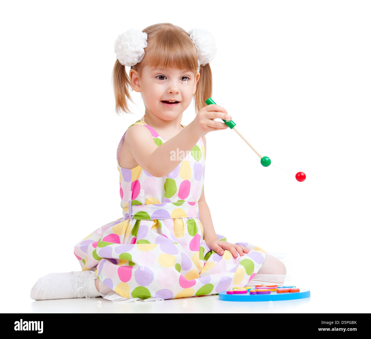 Lustige kleine Mädchen spielen mit Spielzeug, isoliert auf weiß Stockfoto