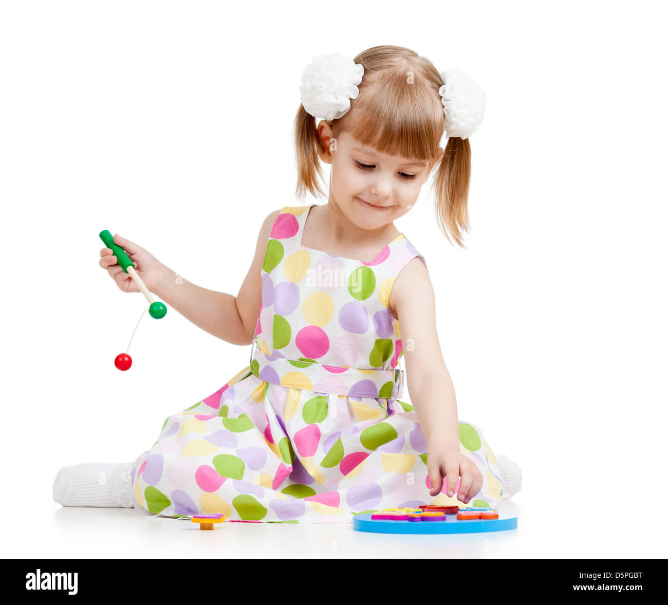 Kind Mädchen spielen mit Spielzeug, isoliert auf weiß Stockfoto