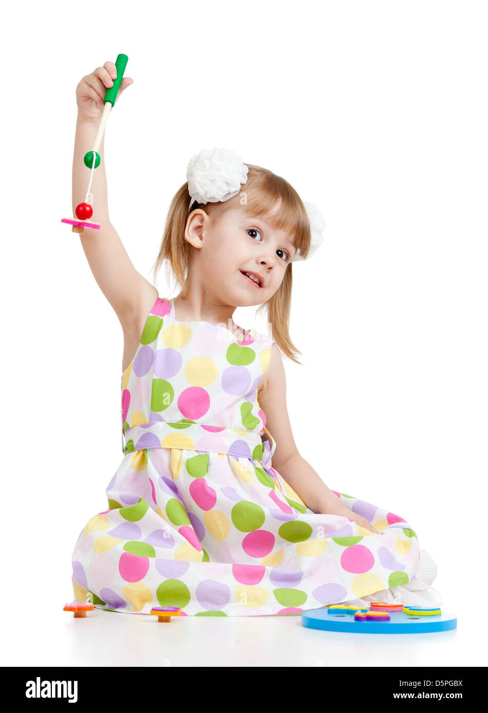 Lustige Kinder Mädchen spielen mit Spielzeug, isoliert auf weiß Stockfoto