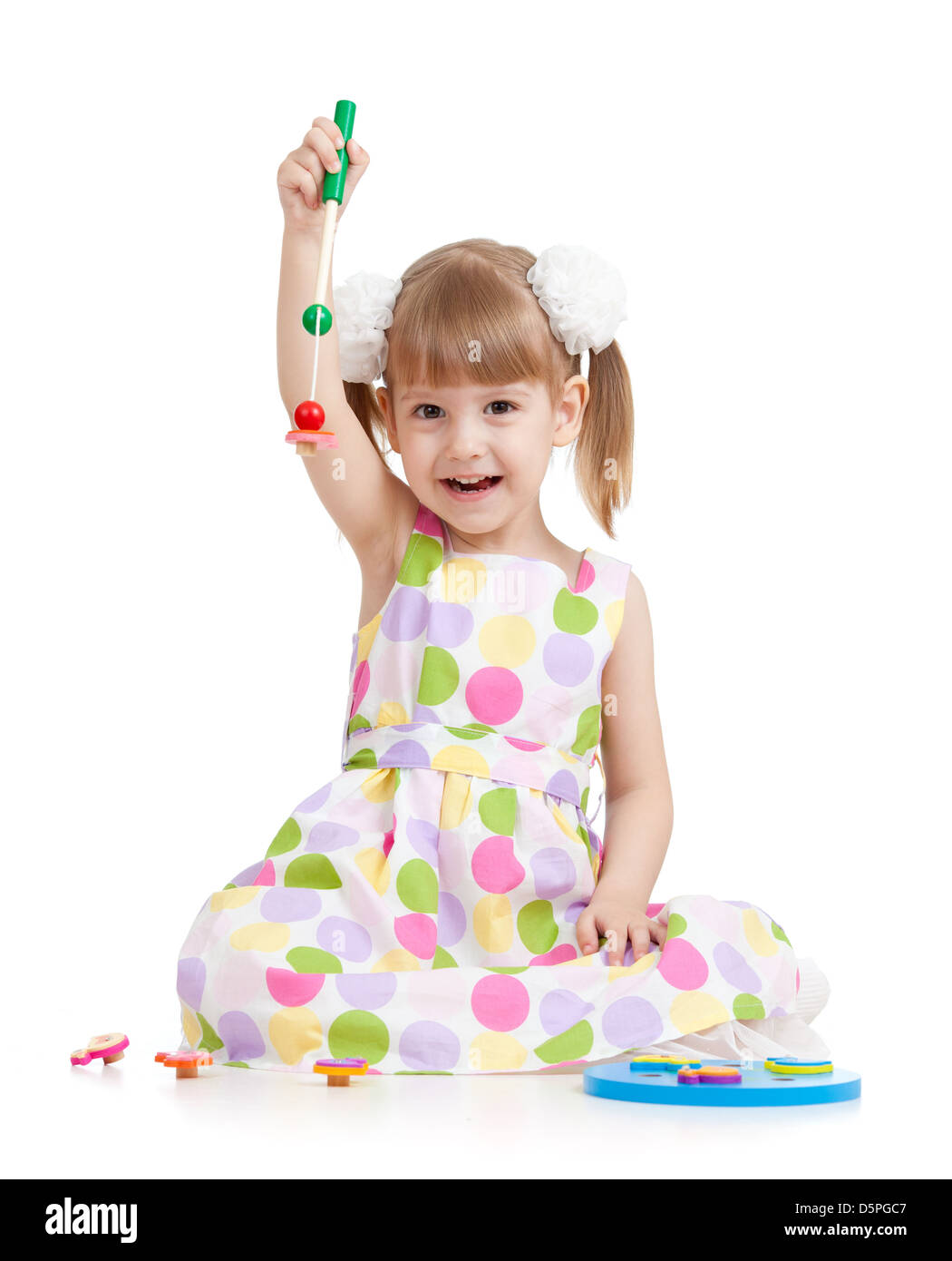 Lustige kleine Mädchen spielen mit Spielzeug, isoliert auf weiß Stockfoto