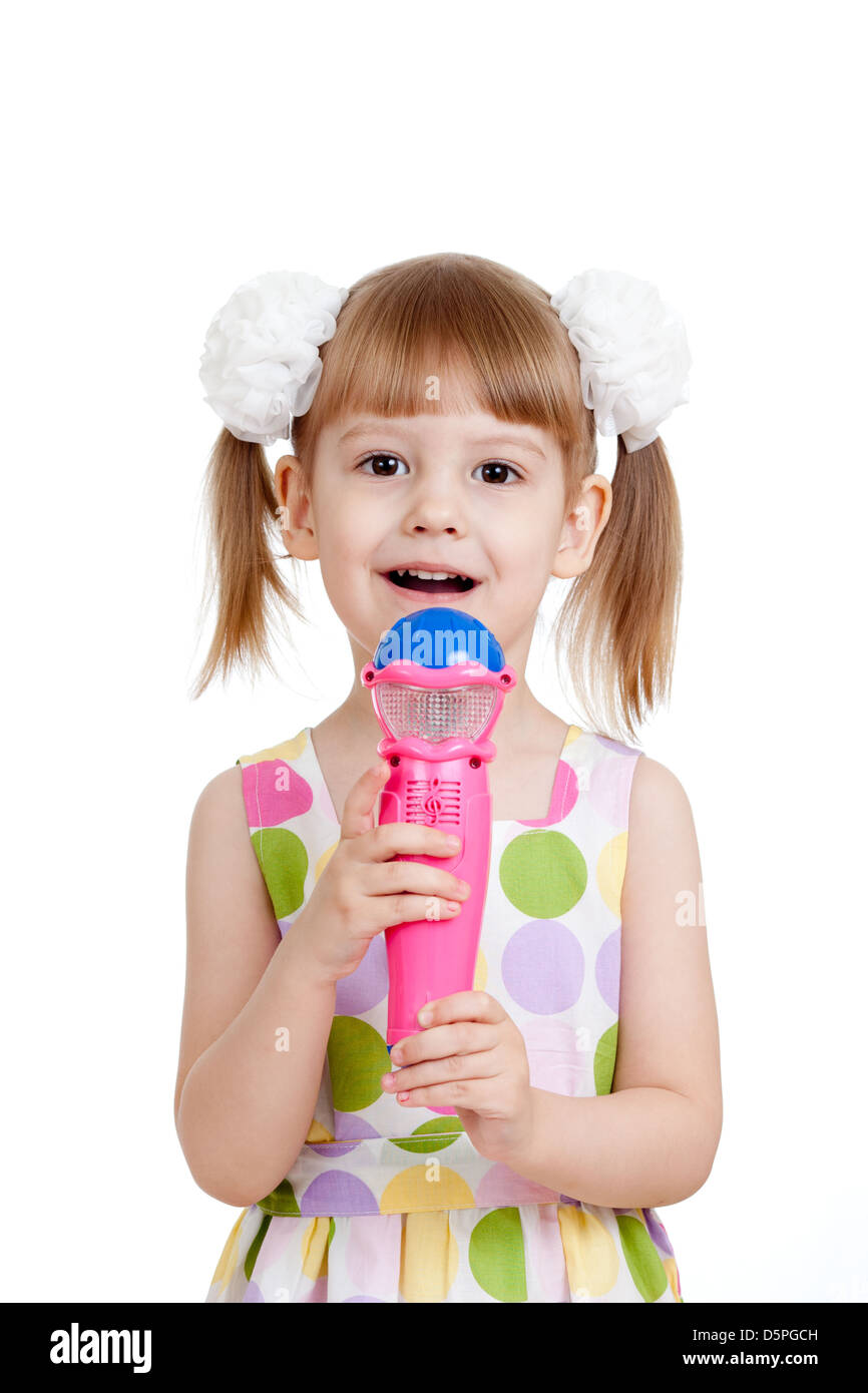 Kleines Mädchen mit Mikrofon Spielzeug. Isoliert auf weißem Hintergrund Stockfoto
