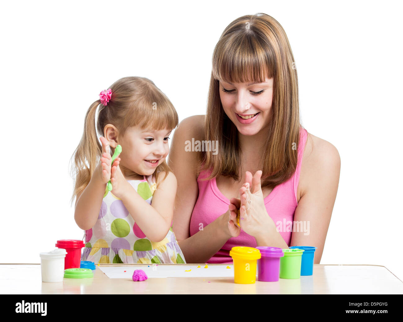 Kind Mädchen und Mutter spielen bunte Ton Spielzeug Stockfoto
