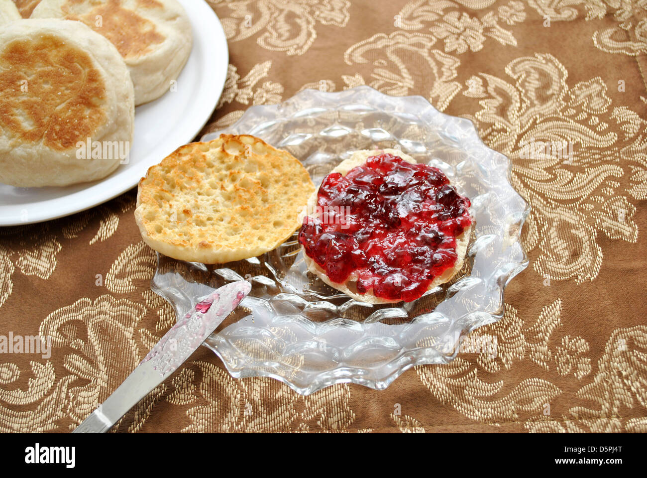 Englische Muffins mit Traubengelee Stockfoto