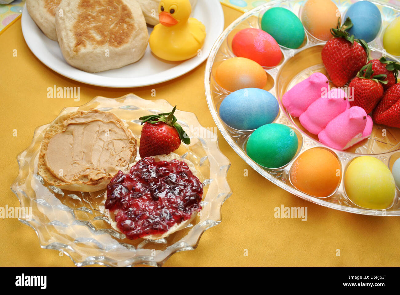 Bunten Osterfrühstück Stockfoto