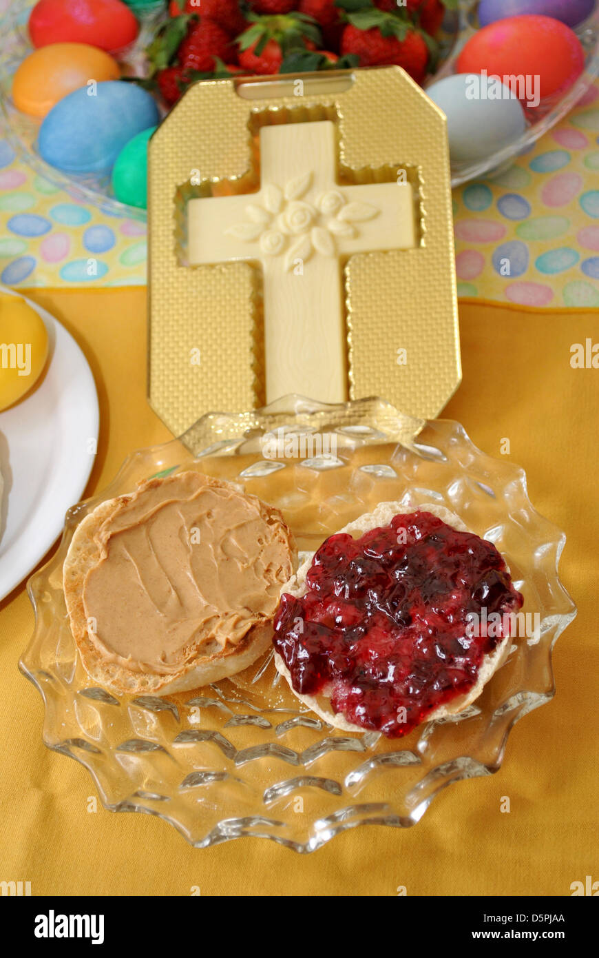 Englische Muffins mit weißer Schokolade Süßigkeiten Kreuz Stockfoto
