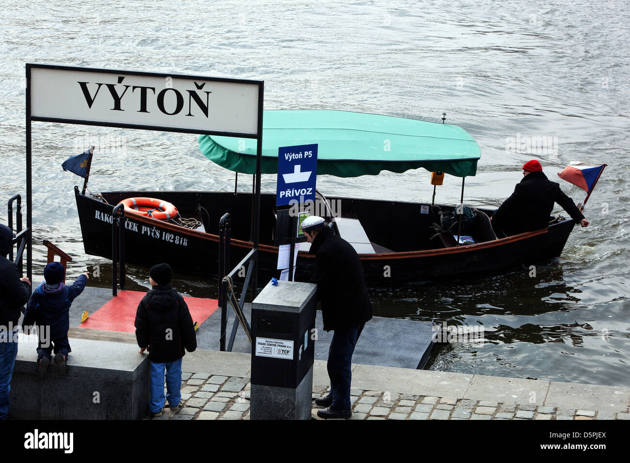 Fähre auf dem Fluss Vltava, Vyton Prag, Tschechische Republik Stockfoto