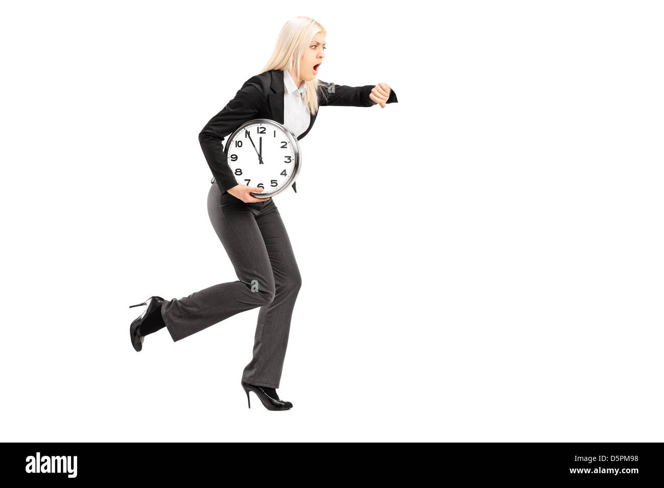 In voller Länge Portrait von eine junge Geschäftsfrau spät dran mit einer Wanduhr in der Hand isoliert auf weißem Hintergrund Stockfoto