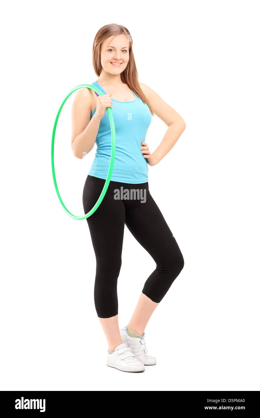 In voller Länge Portrait einer jungen Sportlerin hält ein Hula-hoop isoliert auf weißem Hintergrund Stockfoto
