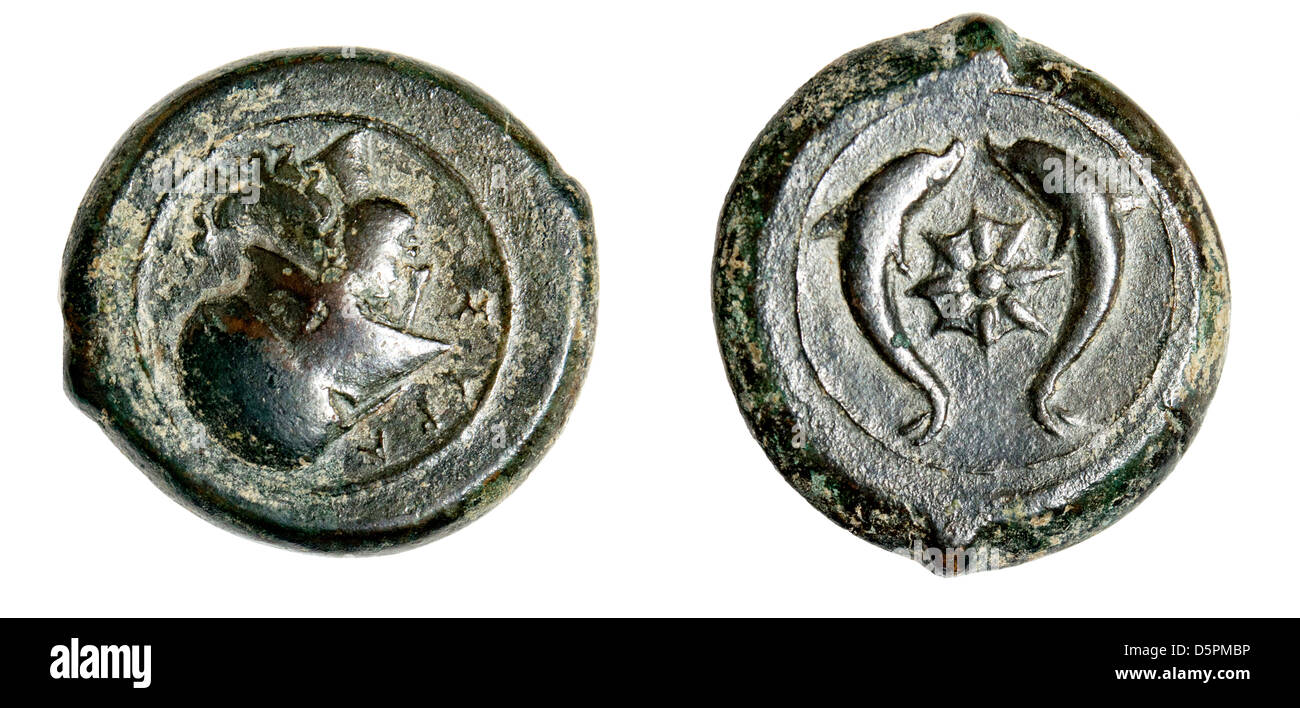 Antike Syrakus Bronze Litra Münze 344-336 v. Chr. zeigt den Kopf der Athena und Seesterne mit Delfinen auf der Rückseite Stockfoto