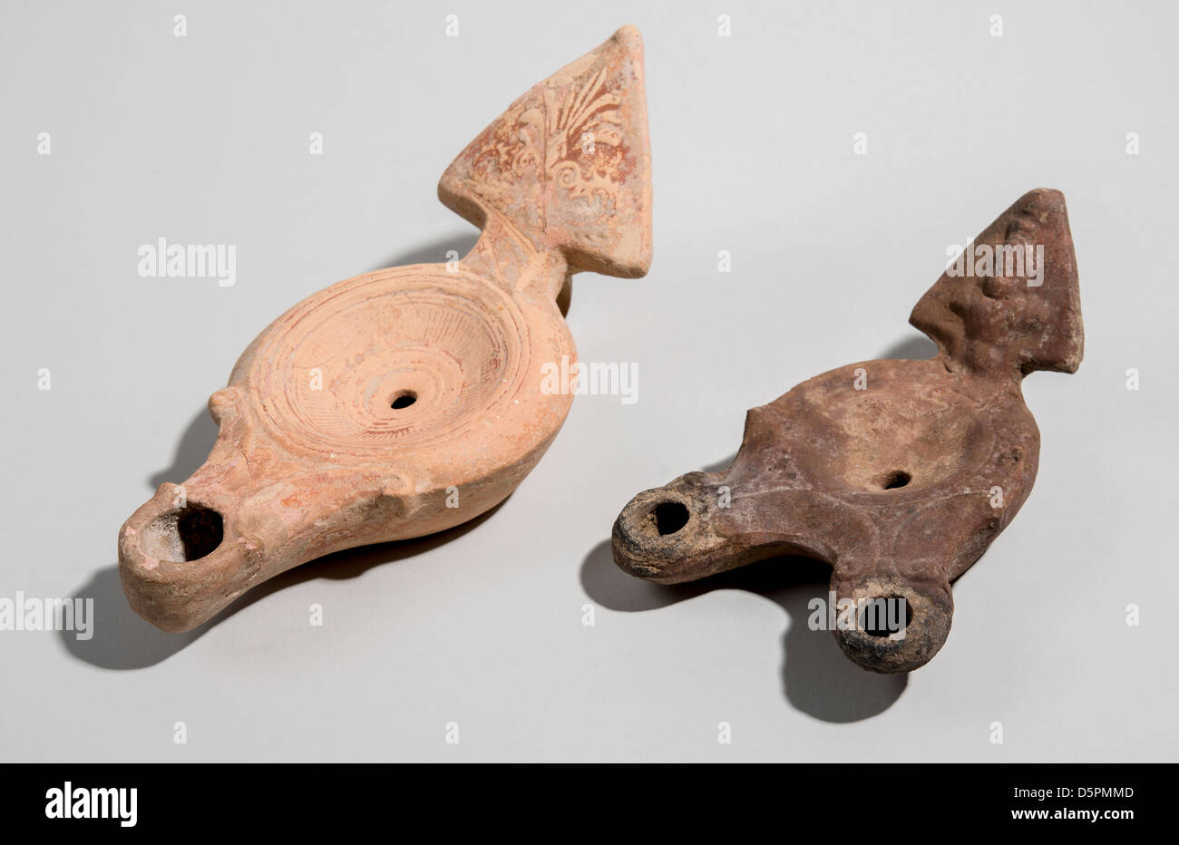 Zwei römische Ära Terrakotta Öl Lampen 1. Jahrhundert Probe CE eine Düse auf der linken Seite und zwei Düse auf der rechten Seite Stockfoto