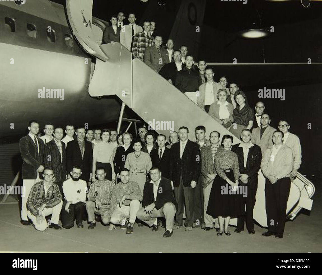 Die Tour der National Science Foundation durch die Consolidated/Convair Aircraft Factory in San Diego bietet Einblicke in die Fertigung in der Luft- und Raumfahrt und die Entwicklung innovativer Flugzeugtechnologien. Stockfoto