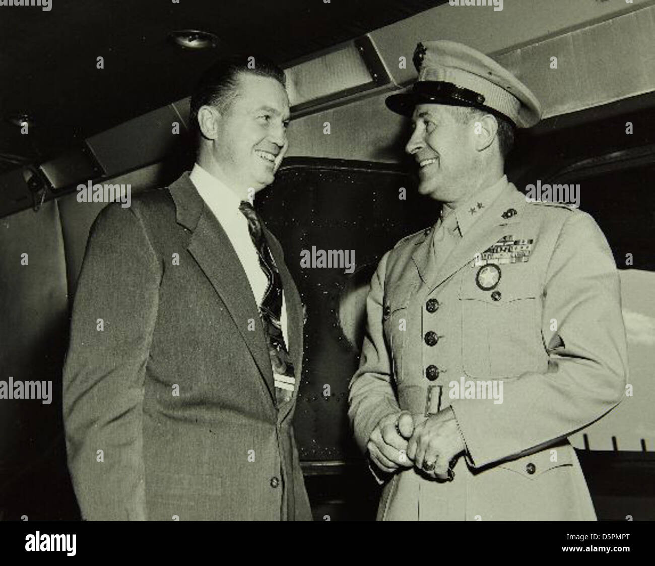 Diese Luftaufnahme zeigt die Consolidated/Convair Aircraft Factory in der Nähe des Marine Recruit Depot in San Diego und unterstreicht die Rolle der Fabrik bei der Herstellung von Flugzeugen während des Zweiten Weltkriegs. Stockfoto