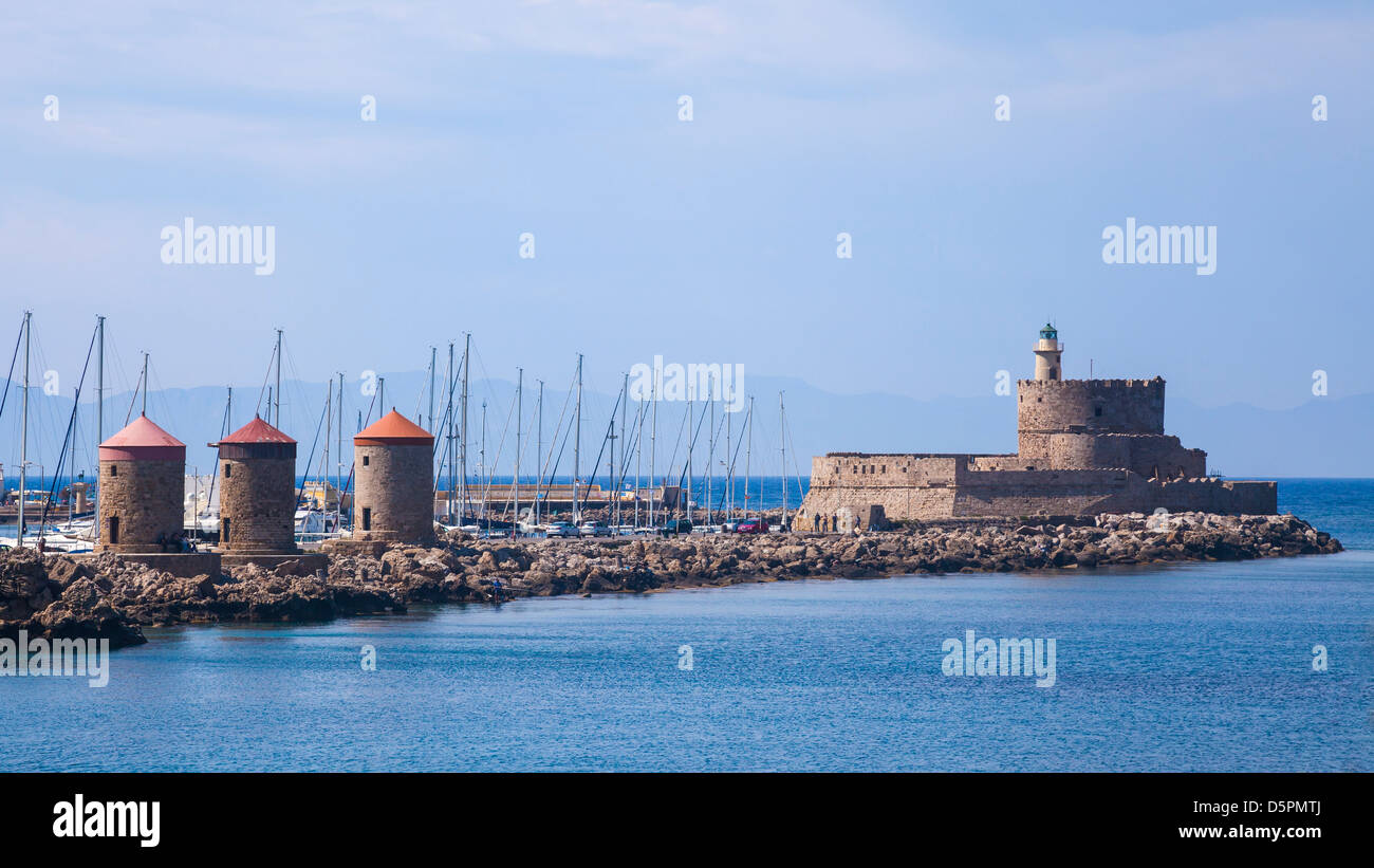 Mandraki Hafen Windmühlen auf der Insel Rhodos in Griechenland Stockfoto